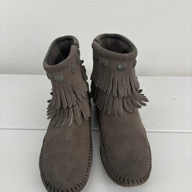 Minnetonka 프린지 부츠 스웨이드