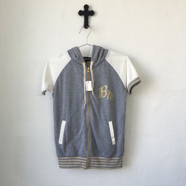 Half sleeve hood zip up