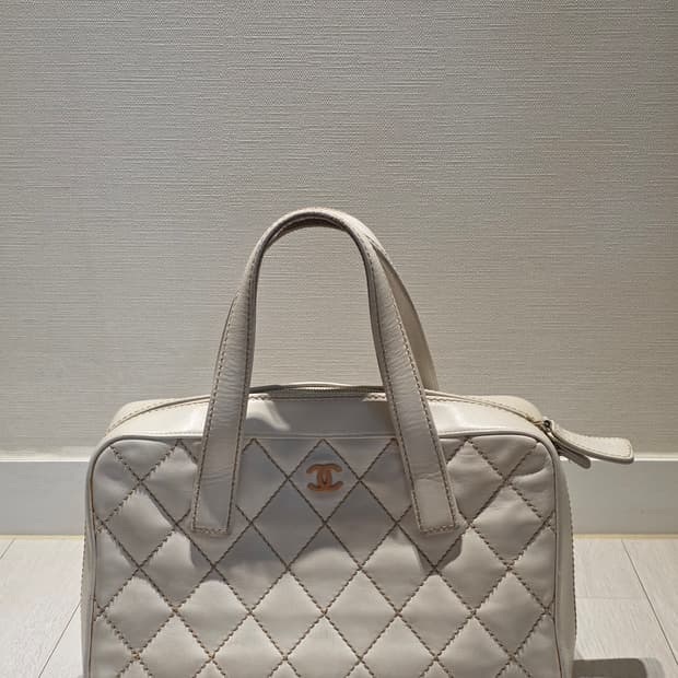 샤넬 퀼팅 스티치 화이트 토트백