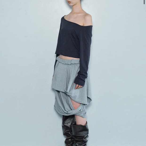 세릭 슬래시드 드레이프 스커트 그레이
