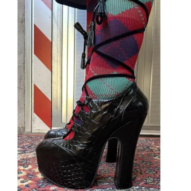 비비안 웨스트우드 아카이브 크로코 엠보 레이스업 청키힐 펌프스