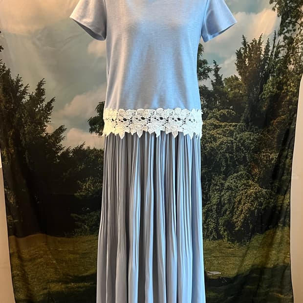 lace V-neck t-shirt and pleated skirt