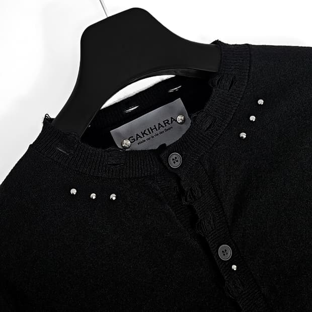 Ikeda 피어싱 리벳 데미지 크롭 니트 (black)