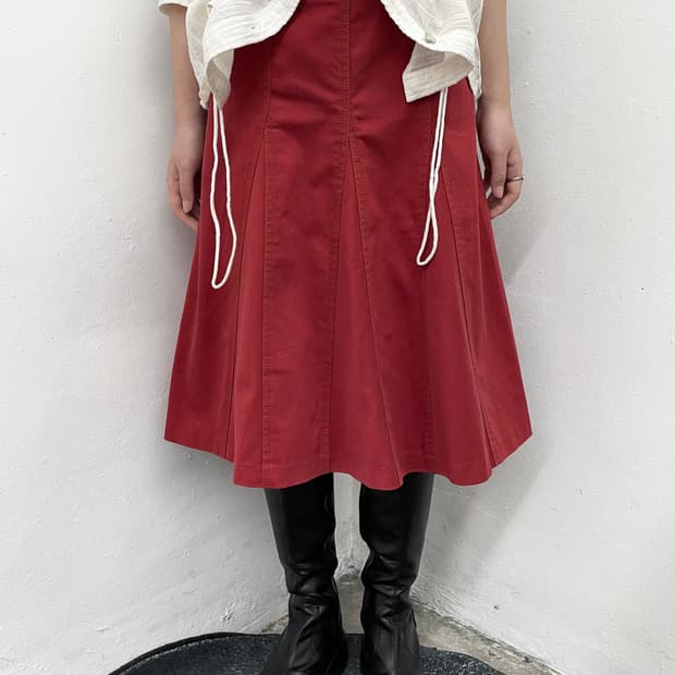레드 절개 스티치 미디 스커트