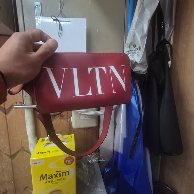 정품 발렌티노 vltn퓨어레드 벨트백