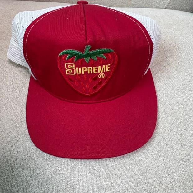 슈프림 딸기 캡