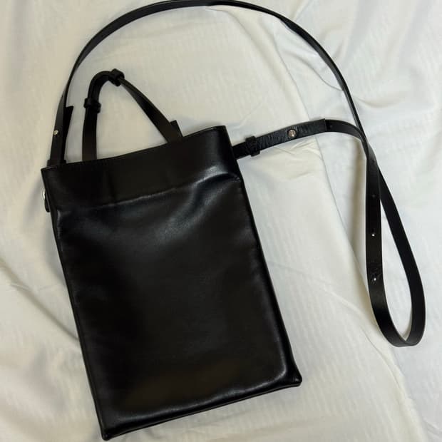 코스 리얼레더 크로스백