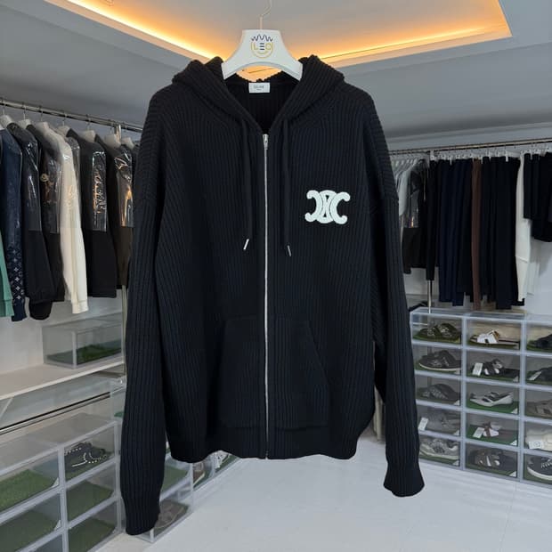 [리오브] 셀린느 트리오페 리브드 울 빅 로고 니트 후드집업