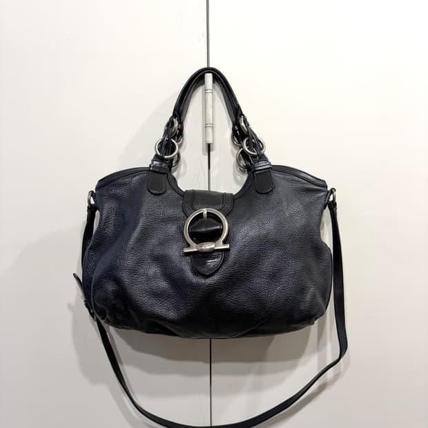 페라가모 간치니 레더 숄더 크로스백