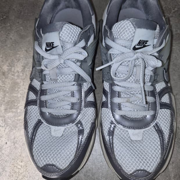 나이키 V2K 런 회색 운동화