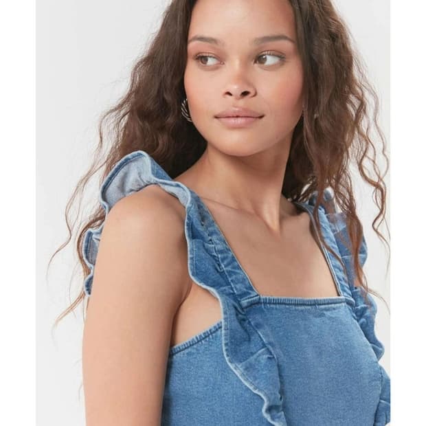 얼반아웃피터스 BDG 데님 러플 숄더 점프수트