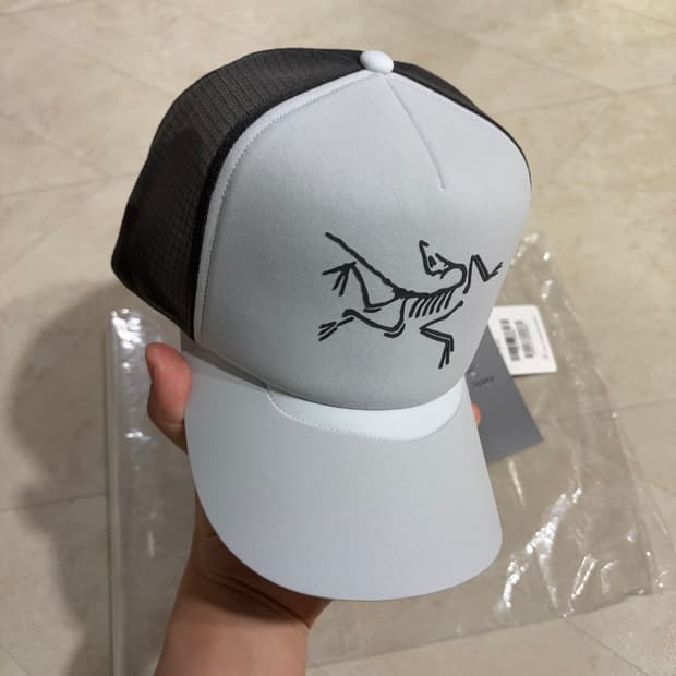 [새상품]아크테릭스 로고 버드 트러커 메쉬캡 그라파이트