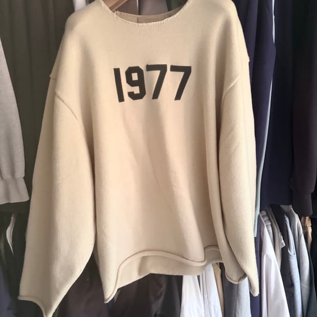 에센셜1997 로우 엣지 스웨터 위트