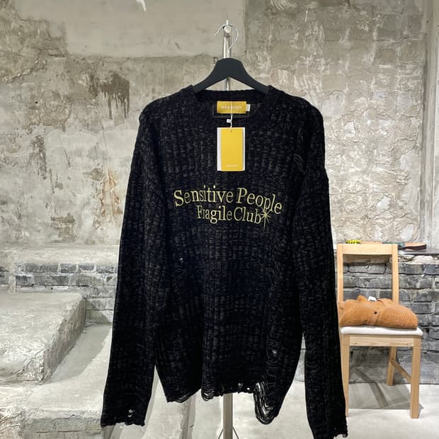 메인부스 블랙 프래자일 클럽 데미지 스웨터