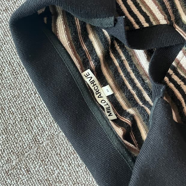 밀로아카이브 하프 카라 니트