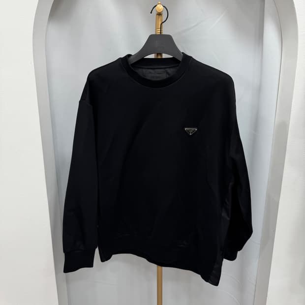 새상품급 프라다 삼각로고 테크니컬 맨투맨 S 실측100 