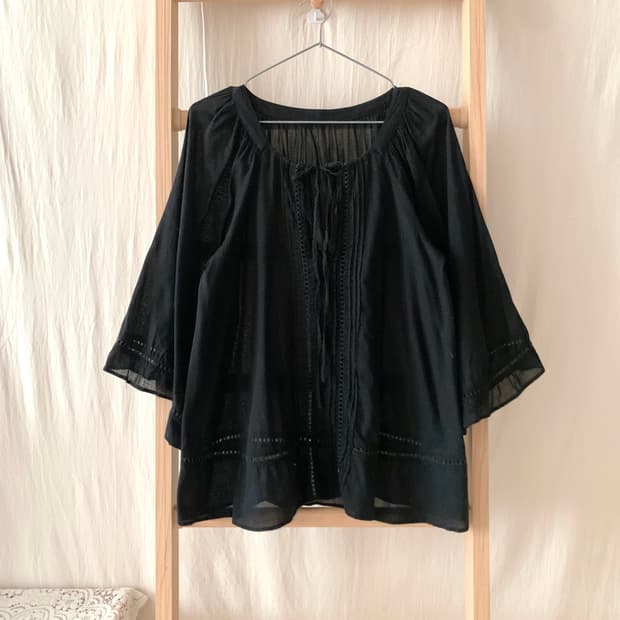 아사면 블랙 모리 케이프핏 블라우스