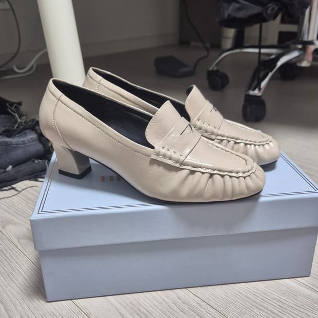 브루노말리 양가죽 펌프스