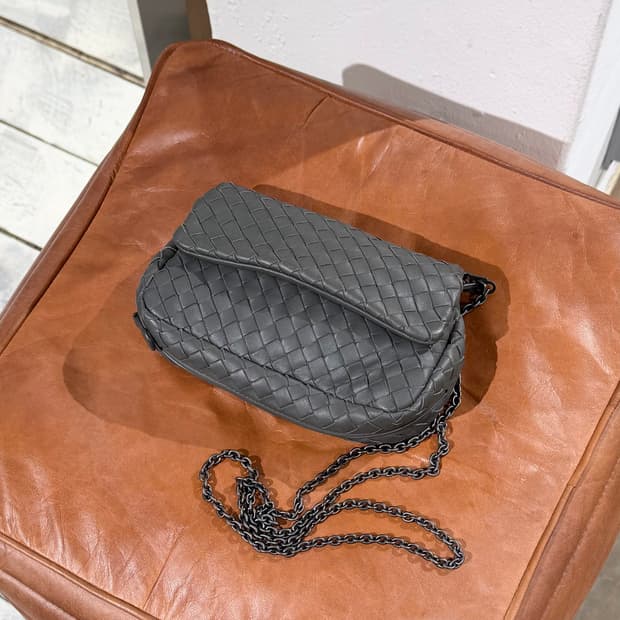 보테가 베네타 차콜 인트레치아토 나파 미니 체인 크로스백