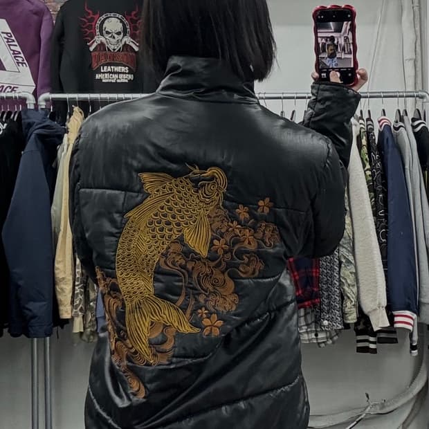 카라쿠리 타마시 오리엔탈 잉어 자수 패딩