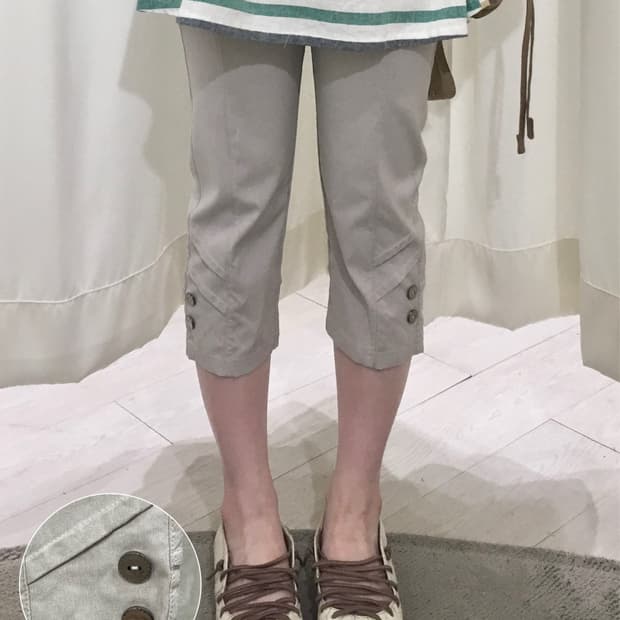 Button Hem Capri Pants