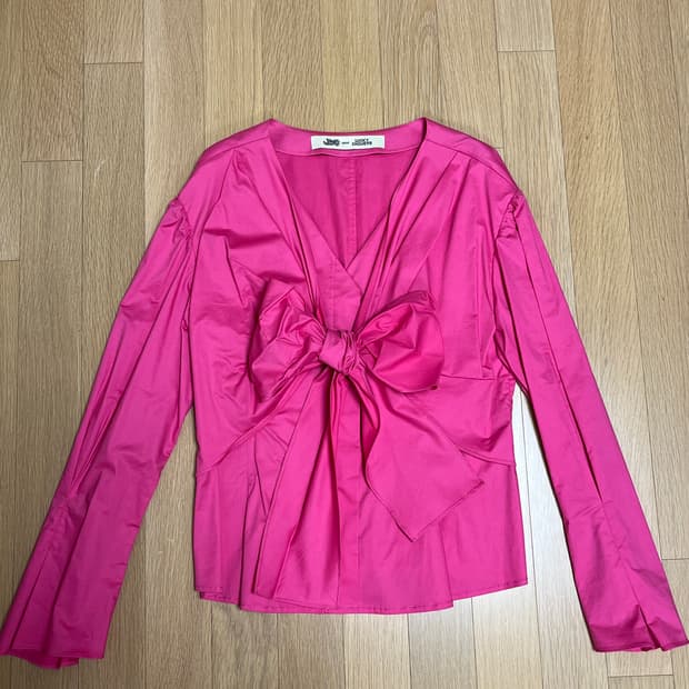 럭키슈에뜨 JDC 핑크리본 블라우스