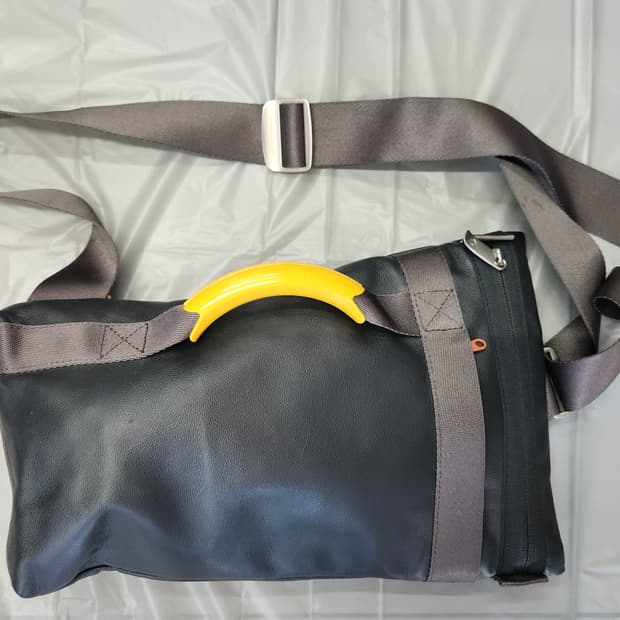 만다리나덕 Mandarina Duck 디그레이맨 가죽 슬링백