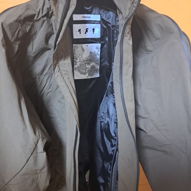 프리커 back zipped hooded jacket L 105