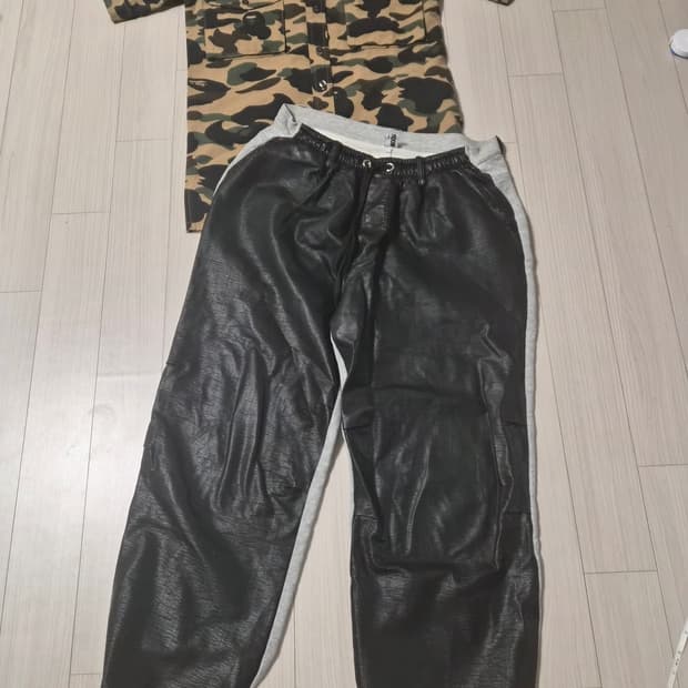 OUR ROOM (유니크) 앞면 레더 & 뒷면 쭈리 믹스 와이드 팬츠