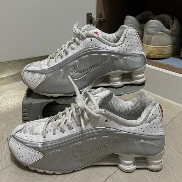 나이키 샥스 R4 화이트 메탈릭 실버