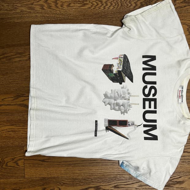 [M] 더뮤지엄비지터 반팔 티셔츠 화이트