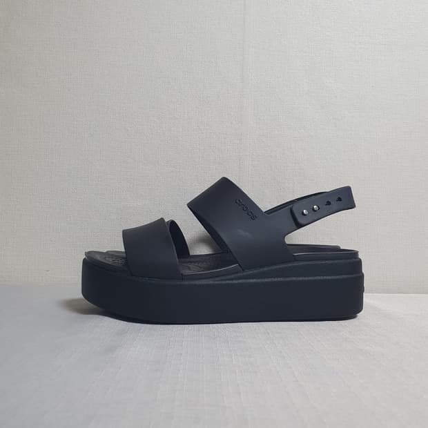 크록스 브루클린 로우 웨지 샌들 블랙 240mm