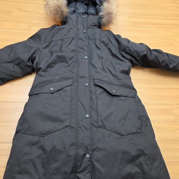 블랙야크 110 사이즈 롱패딩입니다. 블랙 색상이라 어느 옷에나 잘 어울