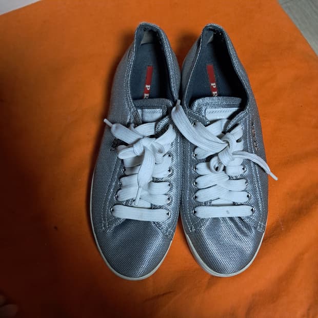 정품 프라다 여성 실버 스니커즈 36.5(230~235)