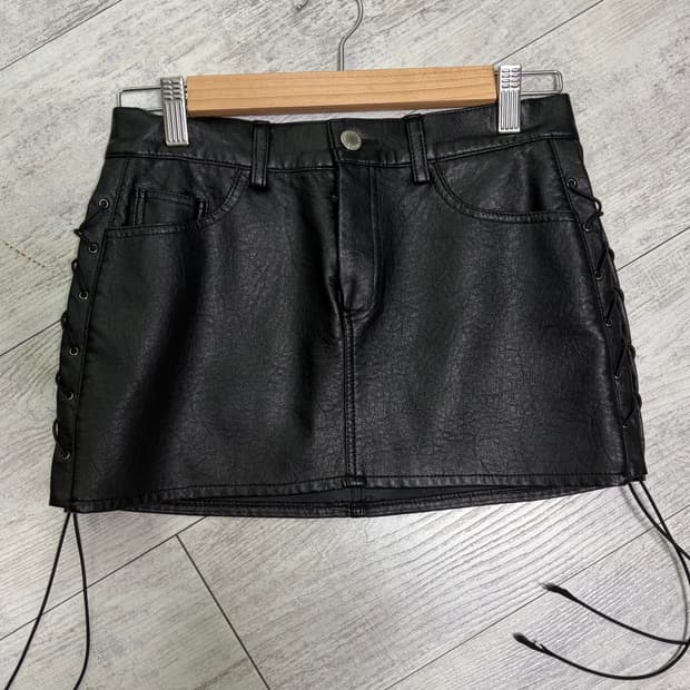 아일렛 레더 스커트