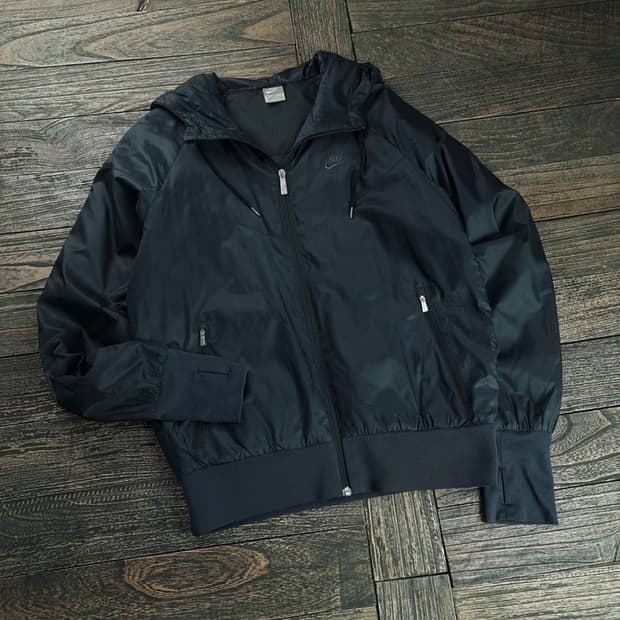 [나이키] 로고 프린팅 윈드러너 후드 바람막이 자켓 블랙 M18767