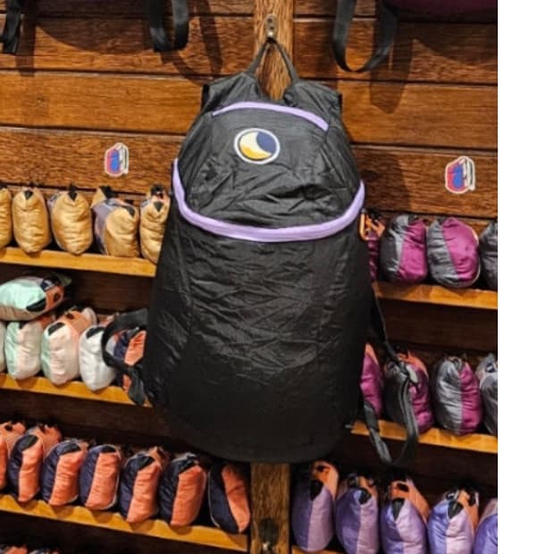 티켓투더문 컬러지퍼( purple) 15L 판매합니다.