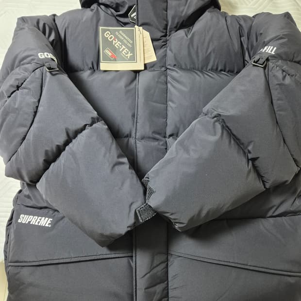 24fw. 슈프림 고어텍스 900필 다운패딩 블랙 M