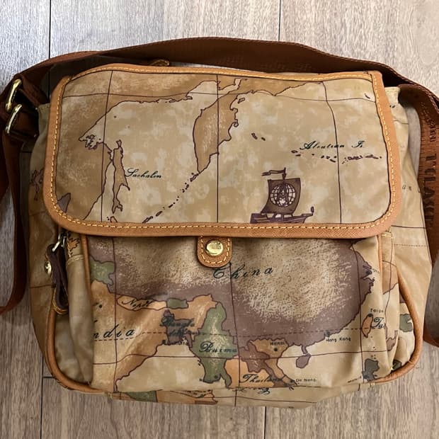 프리마클라쎄 지도 패턴 크로스백