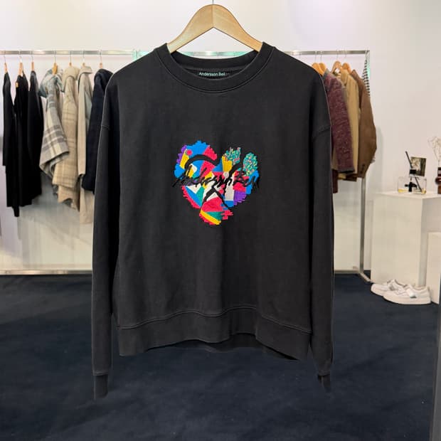 [L] 앤더슨벨 하트로고 자수 맨투맨