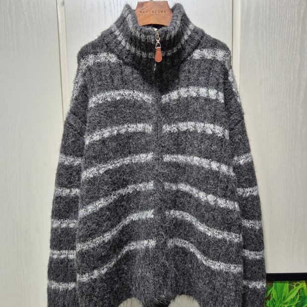 모헤어 스트라이프 하이넥 니트