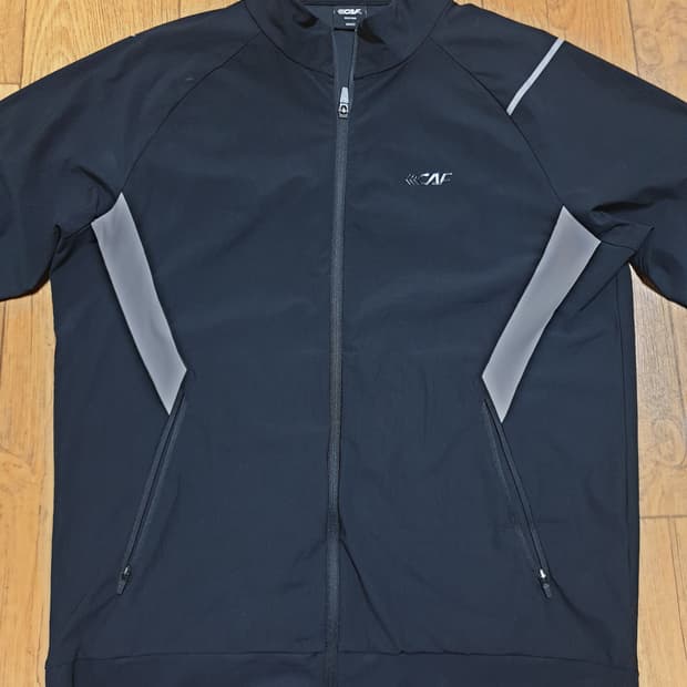 1081 르까프 운동복 집업 95 사이즈입니다