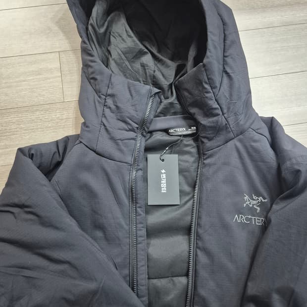 [M] 아크테릭스 아톰 AR 후디 블랙