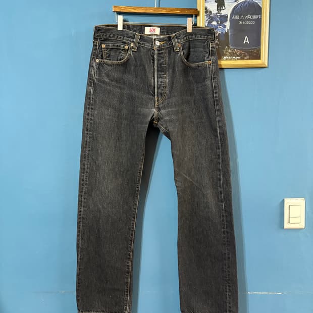 00’s Levis black 501 denim pant.
