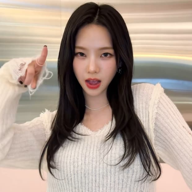 (카리나 착용) 커먼유니크 휴이 울 빈티지 데미지 니트