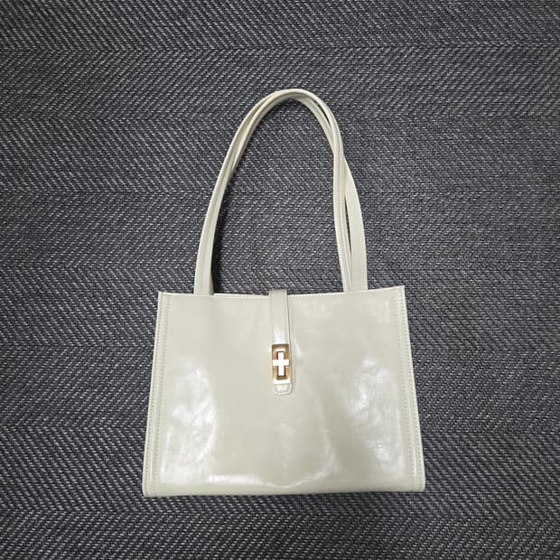 엠제이드 클래식 마틸다 M 아이보리 숄더백