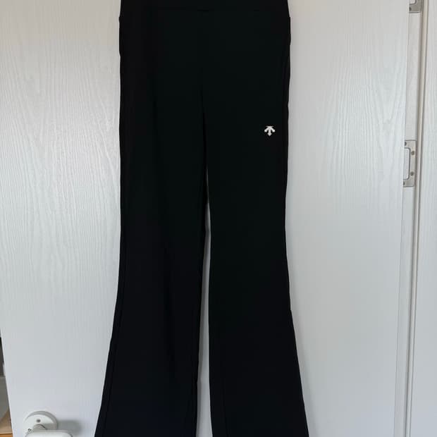 데상트 블랙 부츠컷 레깅스