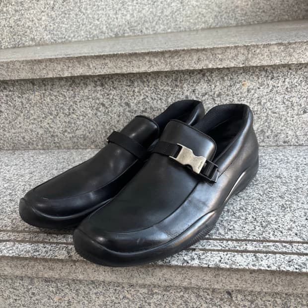 프라다 스포츠 버클 로퍼