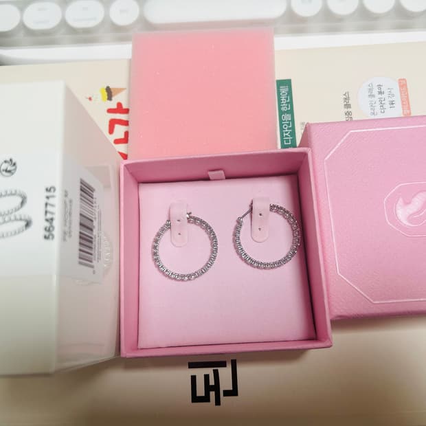 스와로브스키 매트릭스 후프 이어링 김고은 귀걸이