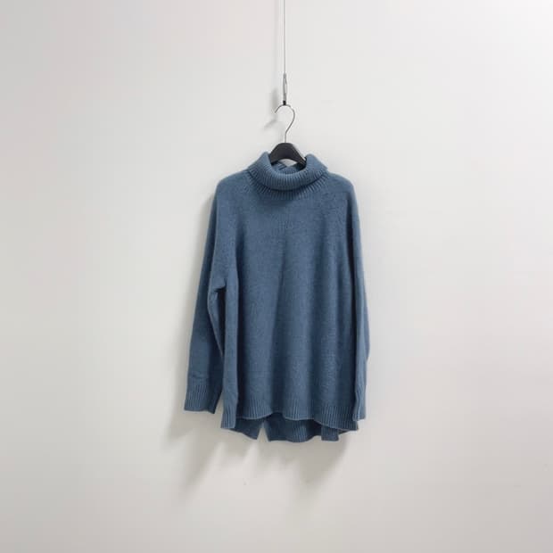 멜리사 라쿤 혼방 터틀넥 니트